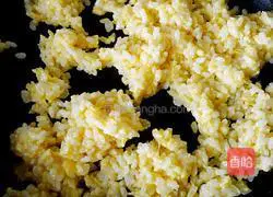 Illustration of how to make gold-wrapped silver egg fried rice 6
