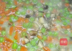 Illustration of how to make fried rice with carrots, mushrooms and eggs 2