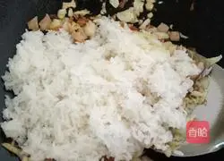 Illustration of how to make sesame raisin seafood fried rice 8