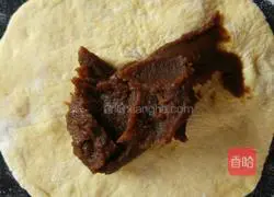 Illustration of how to make bean paste pumpkin cake 8