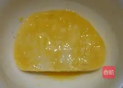 Illustration of how to make golden steamed bun slices 4