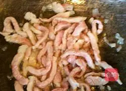 Illustration of how to make fried noodles with spicy pepper and shredded pork 4