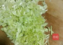 Illustration of how to make beef and chive dumpling stuffing 11