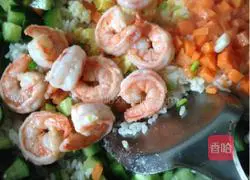 Illustration of how to make shrimp fried rice 9