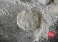 Illustration of how to make prunes and pork belly patties 10