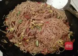 Illustration of how to make braised noodles 11