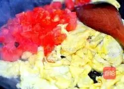 Tomato and egg fried rice recipe illustration 4