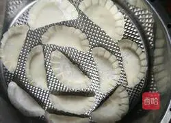 Illustration of how to make sesame leaf and pork stuffed dumplings 8