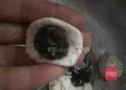 Illustration of making homemade black sesame glutinous rice balls 4