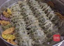 Illustration of how to make five-color leek dumplings 14