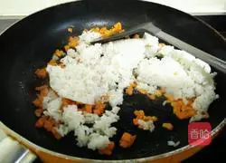 Illustration of how to make fried rice with beef, vegetables and eggs 4