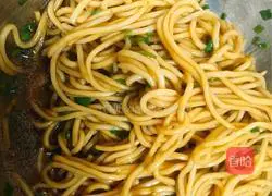 Illustration of how to make scallion oil noodles 5