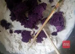 Illustration of how to make steamed buns with purple potato and bean paste filling 6