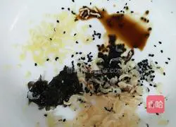 Illustration of how to make small wontons with green onion and fresh meat 16