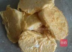 Illustration of how to make steamed buns fried with egg liquid 6