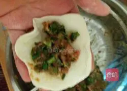 Illustration of how to make leek and meat dumplings 8