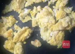 Illustration of how to make egg and vegetable fried rice 6