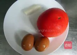 Illustration of how to make tomato sauce and egg dry noodles 1