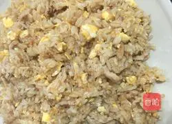 Illustration of how to make fried rice with lean meat and eggs 7