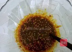 Illustration of how to make instant noodles with cyclone mustard soup 5