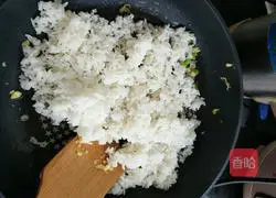 Illustration of how to make fried rice with eggs, shrimp, ham and ham 9