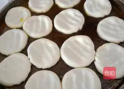 Illustration of making pickled cabbage pie 5