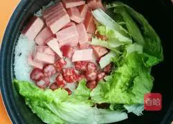 Illustration of how to make bacon clay pot rice 4
