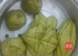 Illustration of how to make lotus rolls that fill the dining table with spring scenery 11