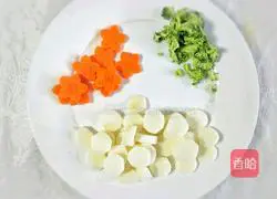 Baby complementary food quinoa egg yolk porridge recipe illustration 4