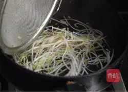 Illustration of how to make cold noodles with shredded chicken and sesame sauce 4