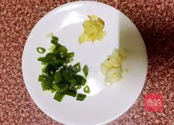 Illustration of how to make wet fried rice noodles 1