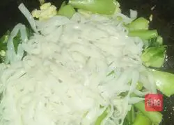 Illustration of how to make fried rice noodles 3
