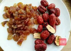 Illustration of how to make lychee, red dates, yam and wolfberry porridge 4