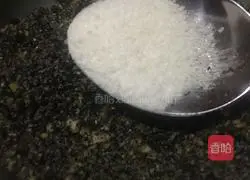 Illustration of how to make black sesame and peanut Lantern Festival 6