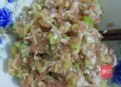 Illustration of how to make meat-filled spring rolls 7