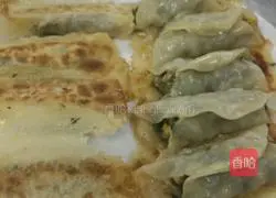 Illustration of how to make meat and three fresh pot stickers 7