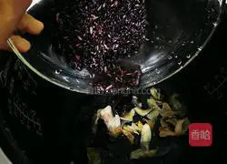 Illustration of how to make red bean, purple rice and lily porridge 7