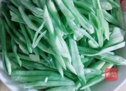 Illustration of how to make braised beans and noodles 2