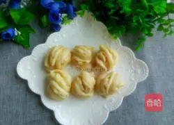 Illustration of how to make salt and pepper flower rolls 18