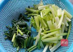 Illustration of how to make fried rice noodles with celery 2