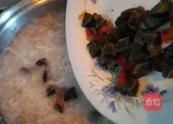 Illustration of how to make lean meat and preserved egg porridge 11