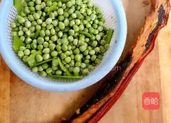 Illustration of how to make bacon clay pot rice 2