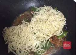 Illustration of how to make braised beans and noodles 8