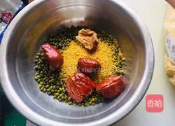 Illustration of how to make sugar-free glutinous millet, mung bean and red dates health porridge 2