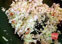 Illustration of how to make Shanghai spring rolls 7