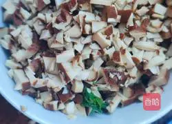 Illustration of how to make shepherd's purse spring rolls 4