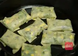 Illustration of how to make chive spring rolls 13