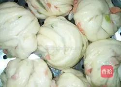 Illustration of how to make scallion and ham sausage rolls 15