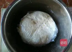 Illustration of how to make milk-flavored flower rolls 2