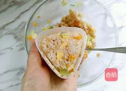 Illustration of how to make meat floss triangle rice balls 8